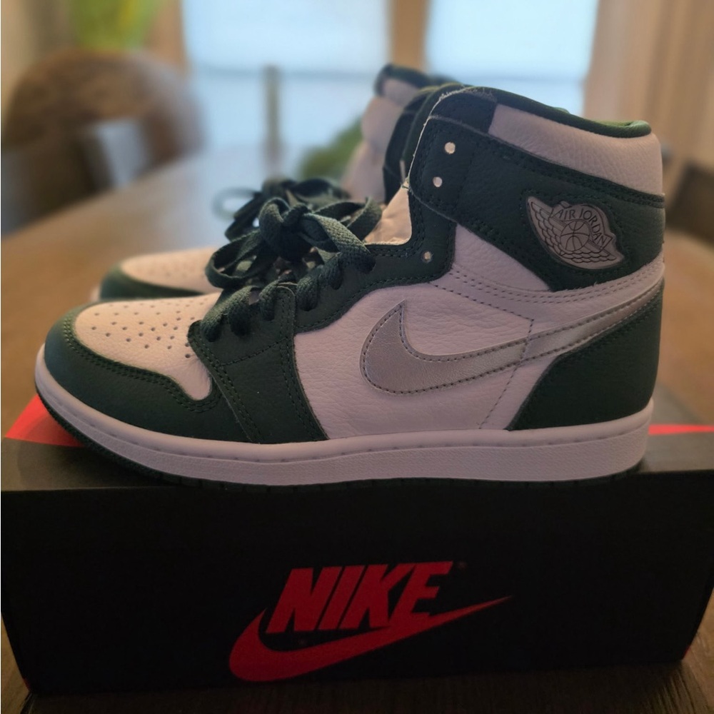 Gorge green.. Jordan 1 High.. Sneakers in Green and White